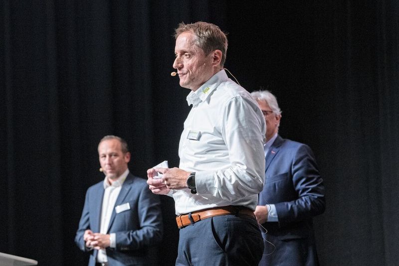 Mathias Zavratnik, Verkaufsleiter bei Walter Meier (Fertigungslösungen) AG im Vordergrund, steht nach dem Vortrag zum Thema Neue Dimensionen der Produktivität dem Publikum Rede und Antwort. (Thomas Entzeroth)