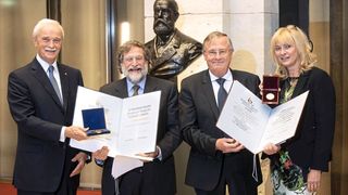 Anlässlich der Presiverleihung (v.l.n.r.): Dr. Hubertus Erlen, Vorstandsvorsitzender Robert-Koch-Stiftung; Prof. Jeffrey V. Ravetch, Rockefeller University New York/USA; Prof. Staffan Normark, Karolinska-Institutet in Stockholm/Schweden; Susanne Wald, Ministerialdirektorin im Bundesministerium für Gesundheit. (David Ausserhofer)