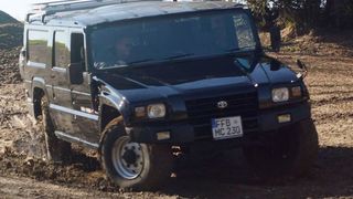 Schön zu sehen, wie die Hinterräder beim Toyota Mega Cruiser aktiv mitlenken. Die Allradlenkung ermöglicht einen Wendekreis von gerade einmal 11,2 Metern. Zum Vergleich: Beim Hummer H1 beträgt dieser satte 16,2 Meter. (Bild: megacruiser.de)