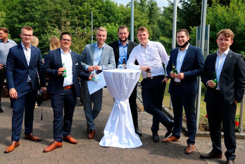 Die frisch gebackenen Betriebswirte freuen sich über ihren Abschluss. (Bild: BFC)