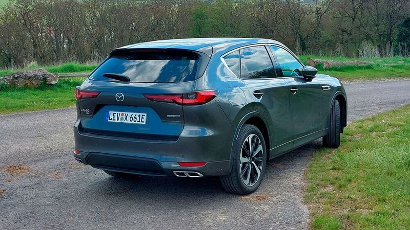 Bei leerer Batterie und auf der Autobahn ist es mit der Dynamik aber vorbei; auch meldet sich das Achtgang-Automatikgetriebe bei fordernder Fahrweise mit Schaltschlägen und -geräuschen. Die 60 Kilometer rein elektrische Reichweite, die Mazda angibt, waren bei den Testfahrten realistisch. Man braucht rund 2,5 Stunden, um den CX-60 an einer 11-kW-Wallbox zu laden.  (Bild: Mauritz – VCG)