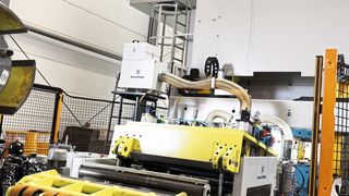 Die zweite Aida-Servopresse mit Abwickelhaspel, Richtmaschine, Abfallblechentsorgung sowie Beölung von Millutensil. Beide Pressen sind inzwischen jeweils zweischichtig ausgelastet und produzieren prozesssicher und prozessstabil mit hoher Qualität. (Bild: Pergler Media)