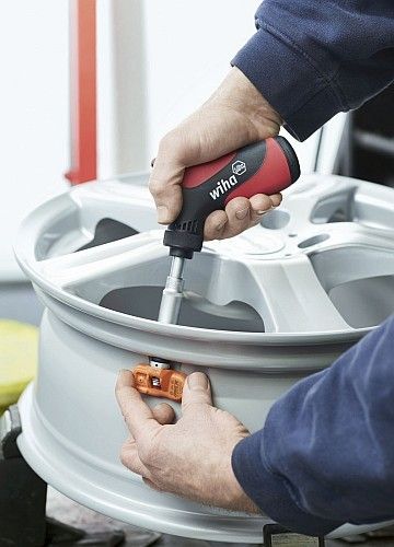 Zum Verbinden der Ventilhülse mit der Felge bietet das TPMS-Set zwei Stecknüsse mit 1/4-Zoll Antrieb in elf und zwölf Millimetern. (Foto: Wiha)