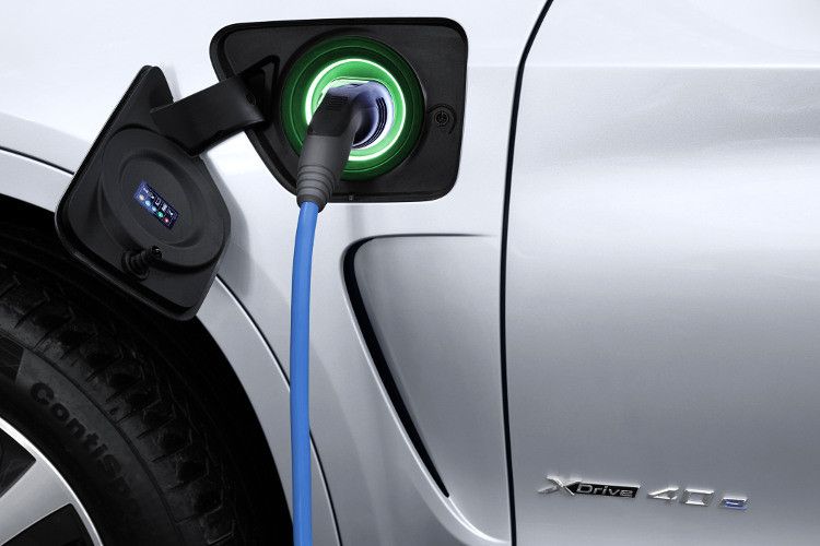 Grün leuchtet der Ladezustandsanzeiger, wenn der Wagen voll geladen ist. (Foto: BMW)