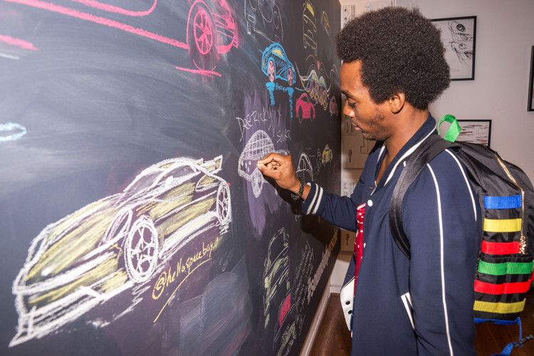 Die angegliederte Design-Ecke bietet einen kommunikativen Raum, in dem die Besucher skizzieren können, was sie mit dem Sound of Porsche verbinden. (Foto: Porsche)