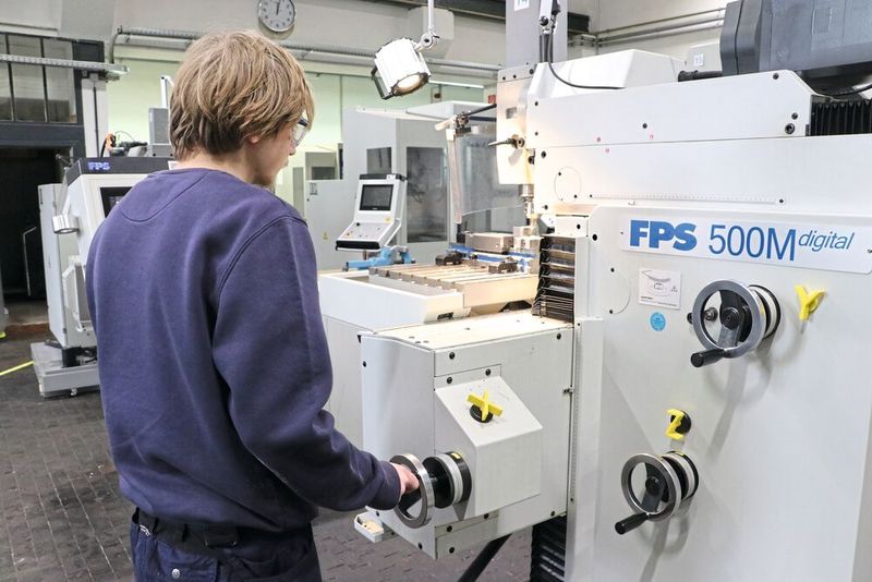 Schon im ersten Ausbildungsjahr dürfen die Schüler des SBZ an die umhausungsfreie FPS 500M-digital. Beim Fräsen mit den digitalen Handrädern hat Jeremy Kemp (Auszubildender der Firma Dienes) bestmöglichen Blick auf Werkzeug und Werkstück.  (Bild: FPS Werkzeugmaschinen)