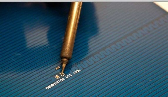 Der 3D-Drucker Velleman K8200 im Aufbau: Löten der Kontaktstelle (Bild: Velleman nv)