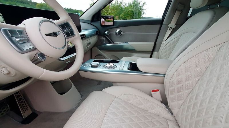 Das Raumgefühl ist auch dank des großzügigen Panoramadachs und der schwebenden Mittelkonsole luftig. (Bild: Mauritz – VCG)