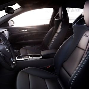 Die Basisversion fährt bereits mit Komfortsitzen, einer Klimaanlage, einem Apple-Car-Play- sowie Android-Auto-kompatiblen Multimedia-Radio und einem Farb-Touchscreen vor. (Bild:  Opel)