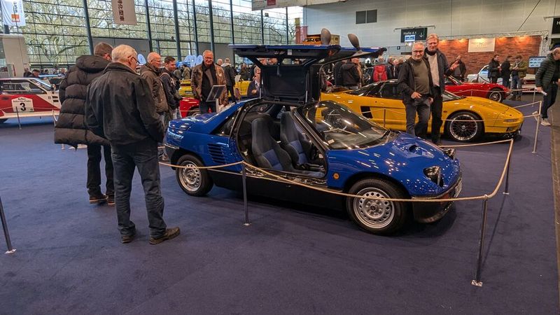 Sie wissen nicht, was ein Autozam AZ-1 bzw. Suzuki Cara ist? Bitte sehr, hier sehen Sie einen. Das sogenannte Kei-Car gab es vorrangig in Japan. Es verfügt über einen Vierzylindermotor mit 657 cm³ Hubraum und einer Leistung von 47 kW und wurde von 1992 bis 1995 gebaut. (Bild: Dominsky – VCG)