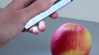 Per Smartphone-App den Apfel auf Pestizid-Rückstände untersuchen – das soll bald möglich werden. (© Foto Fraunhofer IFF)