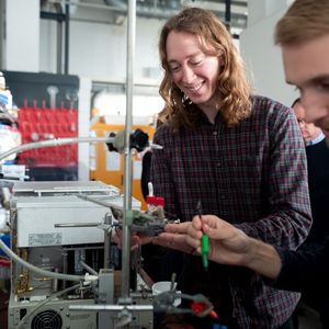 Peter O’Mara aus Sydney (links) und Patrick Wilde aus Bochum arbeiten an einer elektrochemischen Zelle für die CO2-Reduktion.