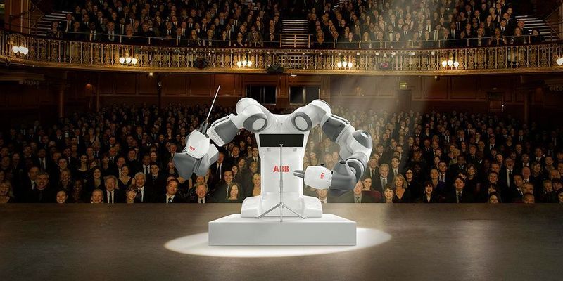 Der ganz große Auftritt: Selbst als Dirigent stellte Yumi von ABB bereits sein Können unter Beweis. (ABB)