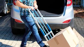 Der neue faltbare Aluminium-Treppensteiger von Expresso mit 2×3-Rollen-Stufenfahrwerk. (Expresso)