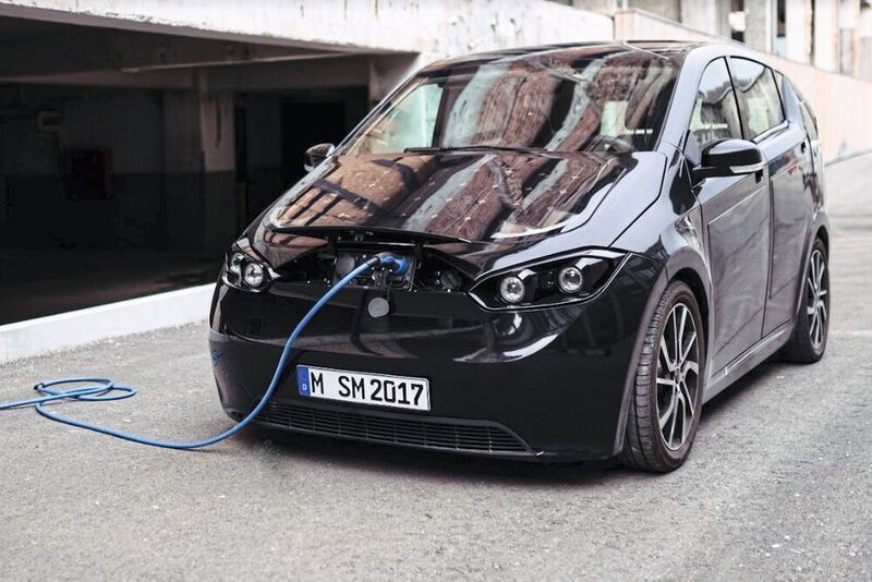 Bis das E-Auto von seinen Solarzellen geladen wird, dauert es etwas zu lang. Entsprechend saugt der Sion auch Strom aus der Steckdose. (Sono Motors)