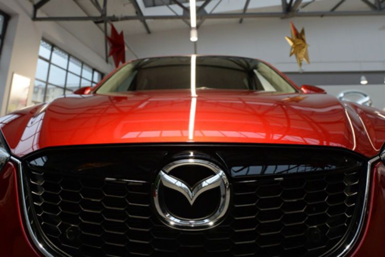 Die lineare LED-Beleuchtung über den ausgestellten Fahrzeugen ist eines der Kernpflichtelemente im Schauraum. (Foto: Gebert)