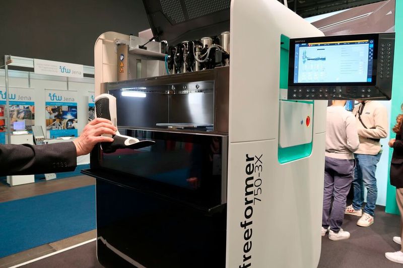 ...Auch der neue große Freeformer 750-3X war zu sehen. Der 3D-Drucker verarbeitet originale Kunststoffgranulate – auch Weichmaterialien für die Hart-Weich-Kombination. Mit 750 Quadratzentimetern verfügt er über den größten Bauraum der Freeformer-Serie.   (Bild: D. Quitter - VCG)