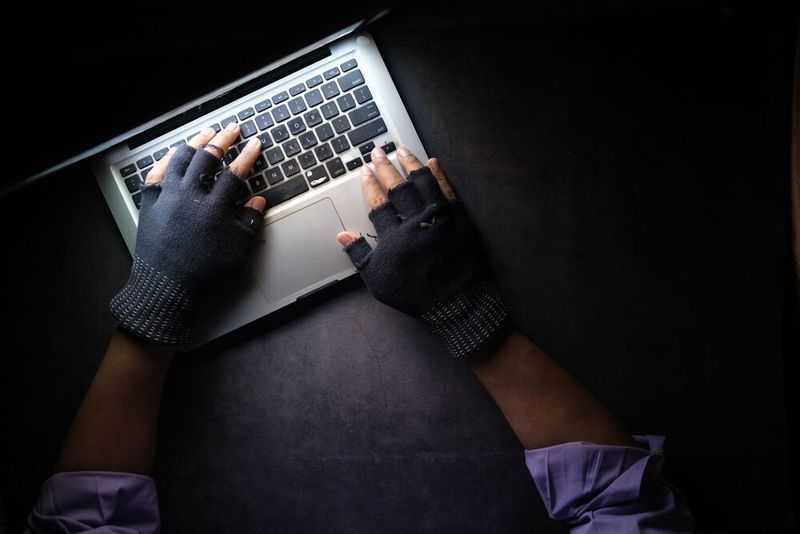 Power supply and other electronic components in cars are no longer standalone devices, posing a growing cybersecurity challenge.  (gemeinfrei)