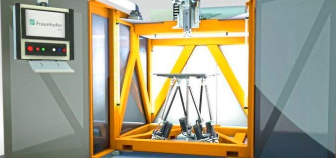 Am Fraunhofer-IWU wurde ein großräumiger 3D-Drucker entwickelt, der acht Mal schneller druckt als bisherige Systeme. Der Öffentlichkeit wird die Maschine auf der Hannover Messe 2019 vorgestellt.  Screw Extrusion Additive Manufacturing, kurz Seam, haben die Forscherinnen und Forscher des Fraunhofer-Instituts für Werkzeugmaschinen und Umformtechnik (IWU) ihr neues Verfahren genannt. Für die Fertigung eines 30 cm hohen Bauteils aus Kunststoff benötigt die Highspeed-Technik lediglich 18 min. Das Forscherteam hat es für die Additive Fertigung großvolumiger, belastbarer Kunststoffbauteile entwickelt. Werkzeughersteller, aber auch die Automobil- und Luftfahrtbranche sollen von der Maschine profitieren, die eine um den Faktor 8 gesteigerte Prozessgeschwindigkeit erreicht.  (Bild: Fraunhofer IWU)