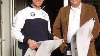 Pete Goddard, Entwicklungsingenieur bei alpha Racing (links) und Georg Borgschulte, Vertriebsleiter ZOLLERN Feinguss Soest (rechts) mit der neuen Hightech-Hinterradschwinge  (Bild: Zollern)