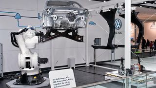 Mit diesem Greifersystem werden bei Volkswagen Fahrzeuge während der Produktion im Conveyorbetrieb aus dem Gehänge genommen und einer anderen Montagelinie oder der manuellen Montage übergeben. Die CFK-Plattenkonstruktion verhindert eine Überlastung des Roboters.  (Bild: IBG)