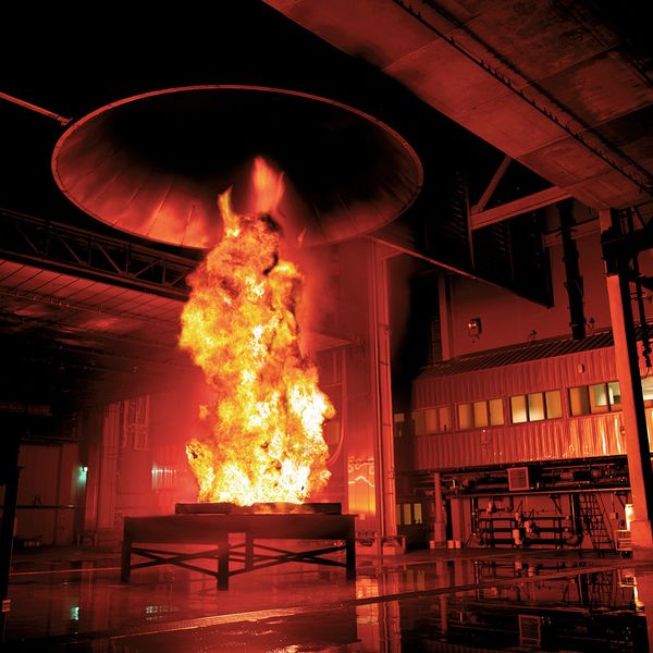 Brandtest im Forschungszentrum: Die realitätsnahe Inszenierung eines Schadensfalls wird von Wissenschaftlern bis ins Kleinste ausgewertet und im Sinne eines effizienten Risikomanagements für die unterschiedlichen Branchen der Kunden aufbereitet. (Bild: FM Global)