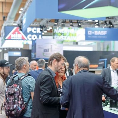 Die Fakuma bildet die gesamte Wertschöpfungskette der Kunststoffverarbeitung ab – von der Spritzgiess-, Umform- und Extrusionstechnik über 3D-Drucktechnik, Masterbatches, Werk- und Rohstoffen bis hin zu Werkzeugen, Prozesstechnik und Recycling. (Bild: P. E. Schall GmbH & Co. KG)