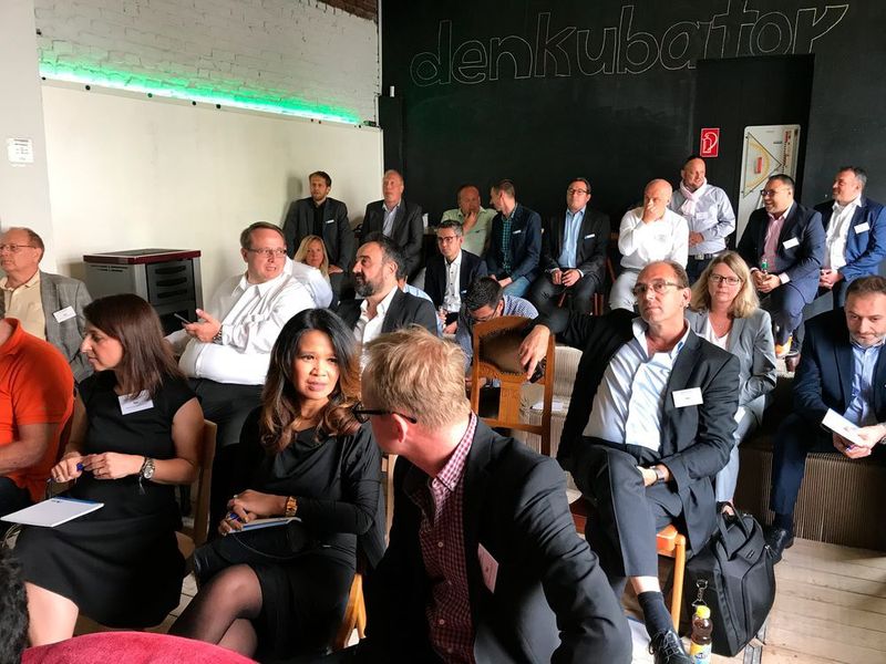 Von links vorne: Zeynep Ricklin, Nina Roselina, Dirk Eschenbrücher von Dimension Data, dahinter von links: Holger Kappel und Roberto Baldassarra, global IT systems GmbH, Markus Kürsten, BMAnetworks GmbH (A10 Networks)