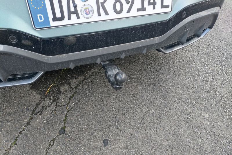 ... die Anhängerkupplung ausklappen. (Bild: Sven Prawitz/Vogel Communications Group)