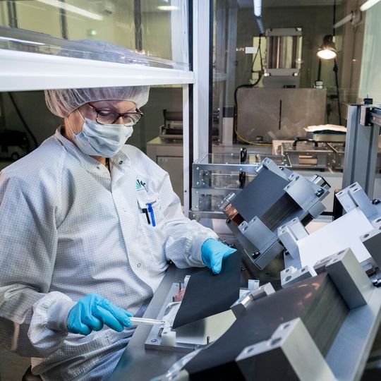 Manuelle Zellfertigung im Batterietechnikum. Dieses bündelt die Kompetenzen des KIT entlang der gesamten Wertschöpfungskette von Batterien. Manuelle Zellfertigung im Batterietechnikum. Dieses bündelt die Kompetenzen des KIT entlang der gesamten Wertschöpfungskette von Batterien.
