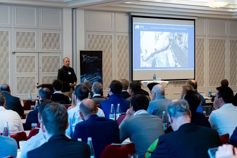 Stefan Maier von Robot-Technology, beschrieb das Handling von Batteriekomponenten: die Prozesse, Brandschutz und Konfektionierung am praktischen Beispiel. (Bild: Dominik Böhm - Fotokumpel)