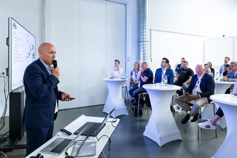 ... Carl Biedermann von der Koch-Gruppe ... (Stefan Bausewein)