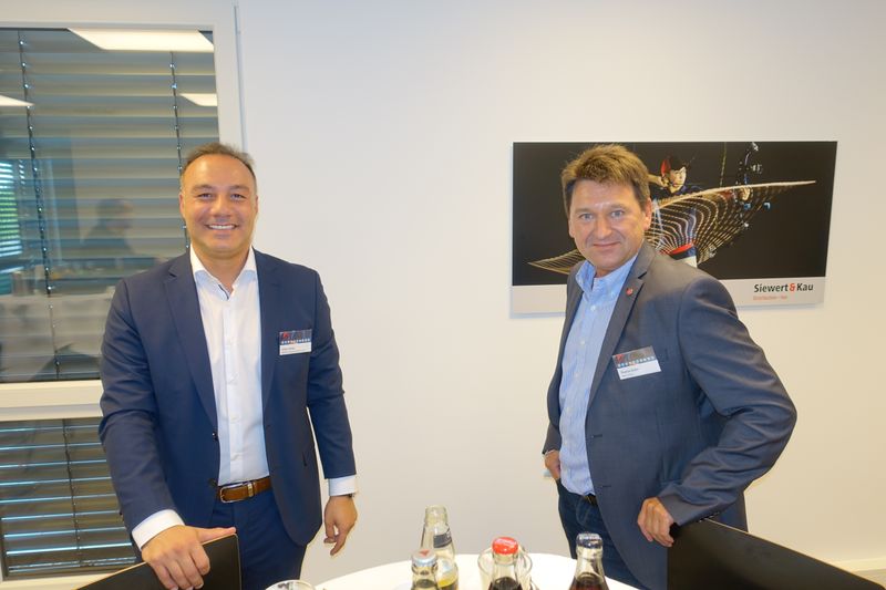 Erhan Parlaz, DREGER Consulting, und Thomas Kolbe, S&K, haben sich für einen Live-Besuch in Soest entschieden. (Bild: IT-BUSINESS)