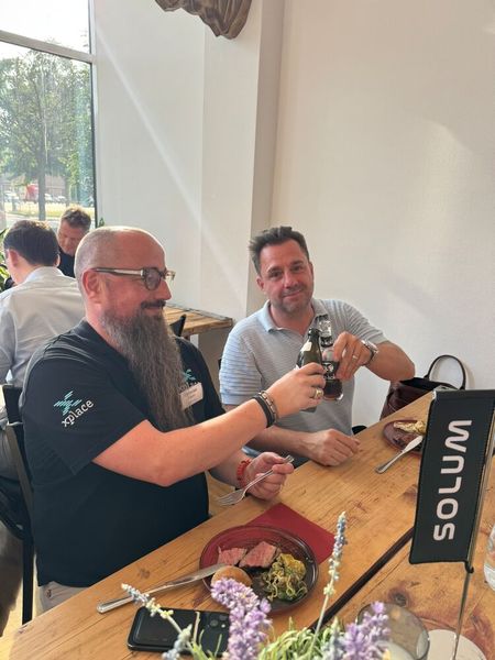 Bevor (l,) Christian Flohr (Xplace) und Zan Bazika (Solum) sportlich aktiv werden, gehen sie den Abend gemütlich an. (Bild: Solum)