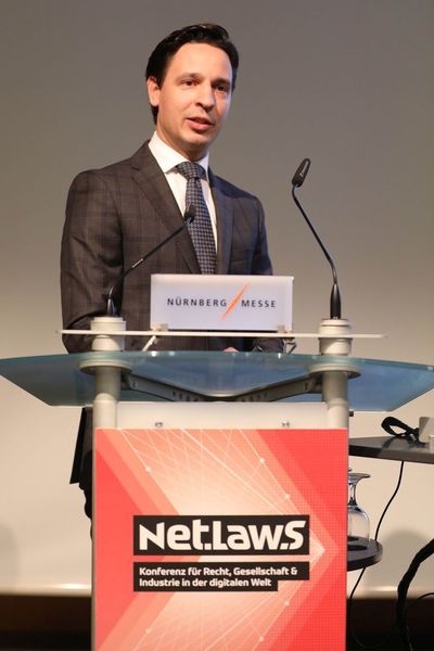 Panel Industrie 4.0 - Florian Tannen, Baker & McKenzie, referierte über die Vertragsgestaltung bei der Individualisierung neuartiger IT-Produkte. (NuernbergMesse / Frank Boxler)