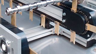 Das taktfähige Kettenumlaufsystem TKU 2040 in Aktion. Prismaförmige Greifer eignen sich besonders zur Aufnahme runder Werkstücke. (Maschinenbau Kitz GmbH)