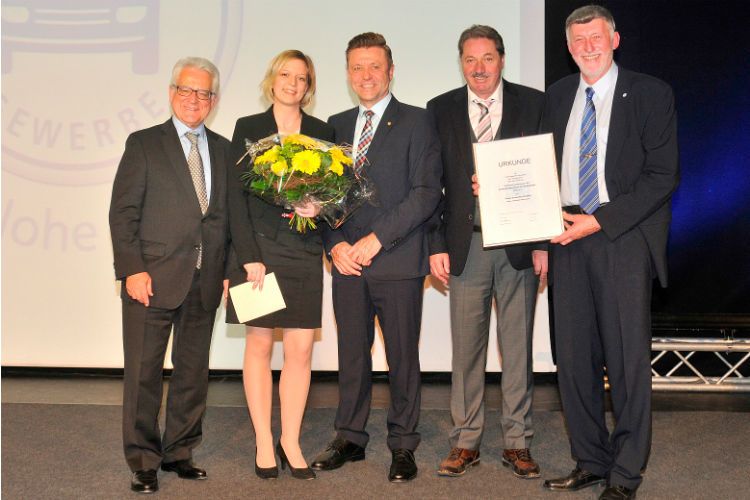 Grund zu feiern: (v.li.) Harry Brambach  (Präsident Kfz-Gewerbe Baden-Württemberg), Veronika Kohler	(Jahrgangsbeste BFC 2015), Bundesinnungsmeister und ZDK-Vizepräsident Wilhelm Hülsdonk, Kurt-Georg Schreiber (Vizepräsident HWK Heilbronn-Franken) und Rainer Biedermann (Obermeister Kfz-Innung Hohenlohe-Franken). (Foto: Zietz)