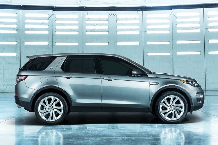 Alle Motoren verfügen über Stopp-Start-Technik, Direkteinspritzung und Systeme zur Energierückgewinnung. (Foto: Land Rover)