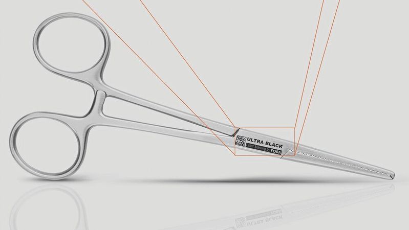 Dauerhaft sicher lesbare Schwarzmarkierung (Black Marking), beschriftet mit dem Ultrakurzpulslaser Foba F.0100-ir.(Bild:  Foba)