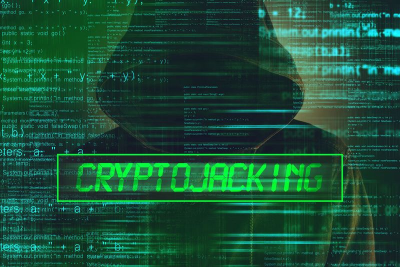 Cryptojacking ist nach wie vor weit verbreitet und nimmt weiter zu. Betroffen sind sowohl komplexe Plattformen für professionell agierende Angreifer als auch „As a Service“-Plattformen für weniger versierte Kriminelle. Insgesamt stieg die Anzahl der von Cryptojacking betroffenen Plattformen um 38 Prozent und die Zahl einzigartiger Signaturen verdoppelte sich beinahe im vergangenen Jahr. Auch IoT-Botnes nutzen zunehmend Cryptojacking-Exploits für ihre Angriffs-Strategie. Oftmals wird dies lediglich als Ärgernis wahrgenommen, da sich damit „nur“ ungenutzte CPU-Zyklen erbeuten lassen. Doch immer mehr Security-Verantwortliche erkennen, dass Cyptojacking zu einem Einfalltor für weitere Angriffe werden kann. Wer die Folgen unterschätzt, setzt sein Unternehmen einem erhöhten Risiko aus. (Bits and Splits - stock.adobe.com)