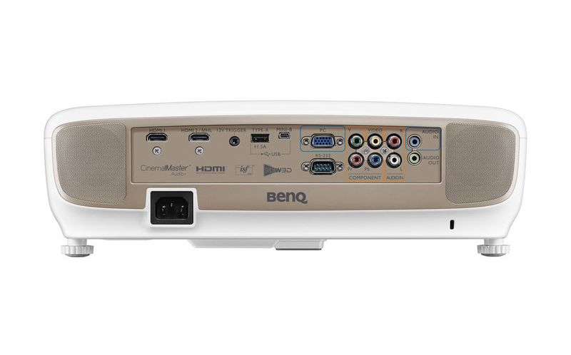Über eine Vielzahl von Anschlüssen lässt sich der W2000W auch per Kabel mit Bild- und Toninformationen versorgen. (Bild: Benq)