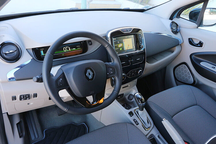 Die Basisversion Life des Zoe beinhaltet das multifunktionale Renault R-Link-System, die Klimaautomatik, den Tempopiloten mit Geschwindigkeitsbegrenzer, die Berganfahrhilfe Hill Start Assist und den Chameleon Charger für bis zu vier Lademodi. (Foto: Renault)