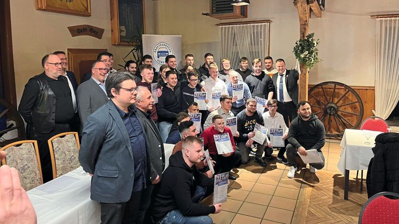 Die Kfz-Innung Fihorn freut sich über 38 junge Kfz-Mechatroniker. „Endlich wieder eine Freisprechung im gebührenden und würdigen Rahmen“, sagte Michael Neuburger, stellvertretender Obermeister, bei der Freisprechungsfeier in Groß Oesingen. Als Bester schloss Justin Mölders ab, der im Autohaus Kühl ausgebildet wurde. (Bild: Kfz-Innung Gifhorn)