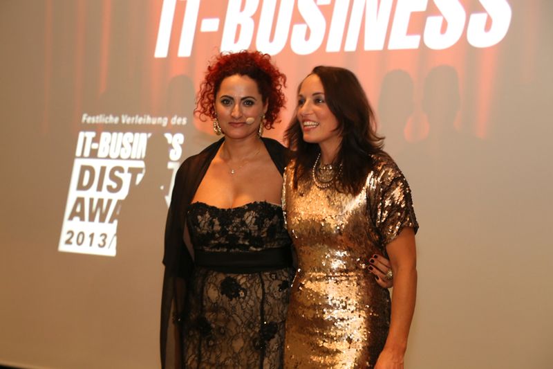 Die Moderatorin Besa Agaj mit der Sänger Maggy Jane (r.) (IT-BUSINESS)