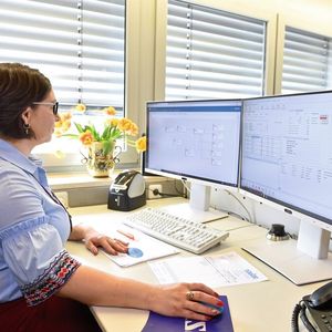 In der Arbeitsvorbereitung werden die Auftragsdaten in Teamcenter angelegt und anschließend die Produktion angestoßen.(Bild:  W. Andreas Pfeiffer Maschinen- und Apparatebau)