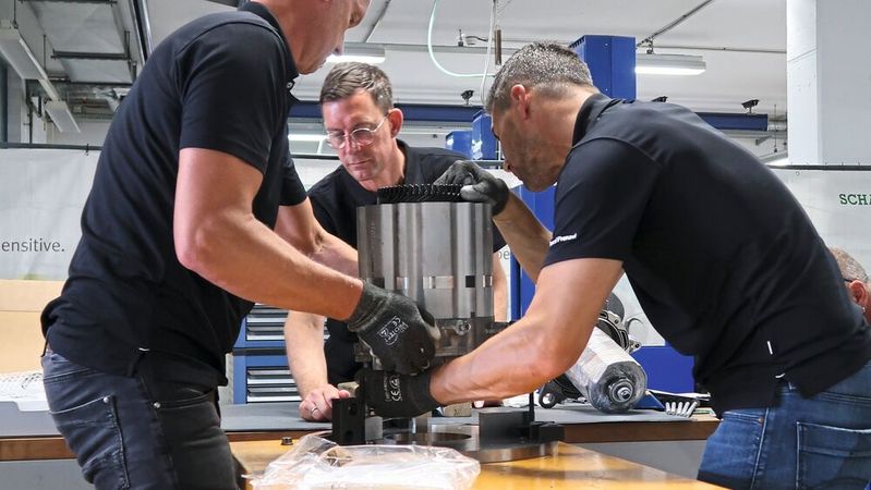 Manche Schritte der Demontage und Montage sind etwas knifflig. Für manche Schritte braucht es auch Spezialwerkzeug und mehrere Mitarbeiter.(Bild:  Diehl – VCG)
