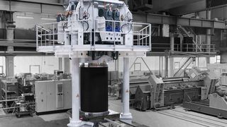 Der Sondermaschinenbauer Graebener informiert hier nicht ohne Stolz über seine neueste Entwicklung in Sachen Pressensysteme. Es handelt sich um eine speziell für die Herstellung von Elektrolyseur-Stacks konzipierte Anlage. Lesen Sie hier, wie das innovative System arbeitet. (Bild: Graebener)