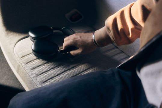 Covestro is also represented in the interior: With TPU monomaterial in the seats, or the stone-like material Arfinio.(Image: UE | STUDIOS)