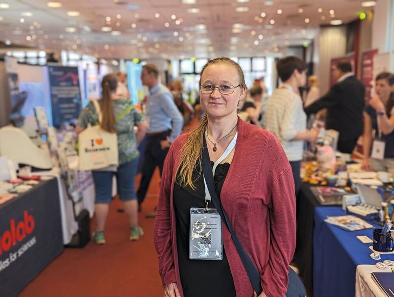 Besucherstimmen der LAB-SUPPLY Berlin 2024 Eva König, Umwelt- und Agrarlabor Fehrbellin: „Die Stimmung war wieder gut. Man trifft alte Bekannte und kann sich diverse neue Produkte angucken. Es macht wirklich Spaß hier, ich komme gerne nächstes Jahr wieder.“    Mehr Infos zu den kommenden LAB-SUPPLY-Messen finden Sie auf www.lab-supply.info  (Bild: VCG – Lüttmann)