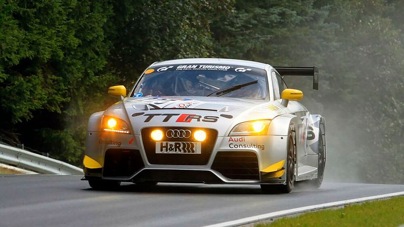 Im Jahr 2010 startet Audi mit dem TT RS im Motorsport. Der für die Langstrecke entwickelte Rennwagen wird vom Fünfzylindermotor aus dem Serienmodell angetrieben. Durch Optimierungen an der Ladeluftkühlung und der Abgasanlage leistet das Aggregat 280 kW (380 PS) bei 5.800 Umdrehungen pro Minute. Das maximale Drehmoment von 500 Newtonmeter entfaltet sich bei 2.500 Touren. Der frontangetriebene Rennwagen gewinnt in der VLN-Langstreckenmeisterschaft 2010 und 2011 mehrere Siege in der Klasse SP4T bis 2,5 Liter Hubraum. Im August 2011 fährt er beim 6h-Rennen am Nürburgring den Gesamtsieg ein. Auch beim 24h-Rennen in der Eifel bringt Audi den TT RS im Jahr 2011 erfolgreich an den Start und erringt ebenfalls den Klassensieg. (Bild: AUDI AG)